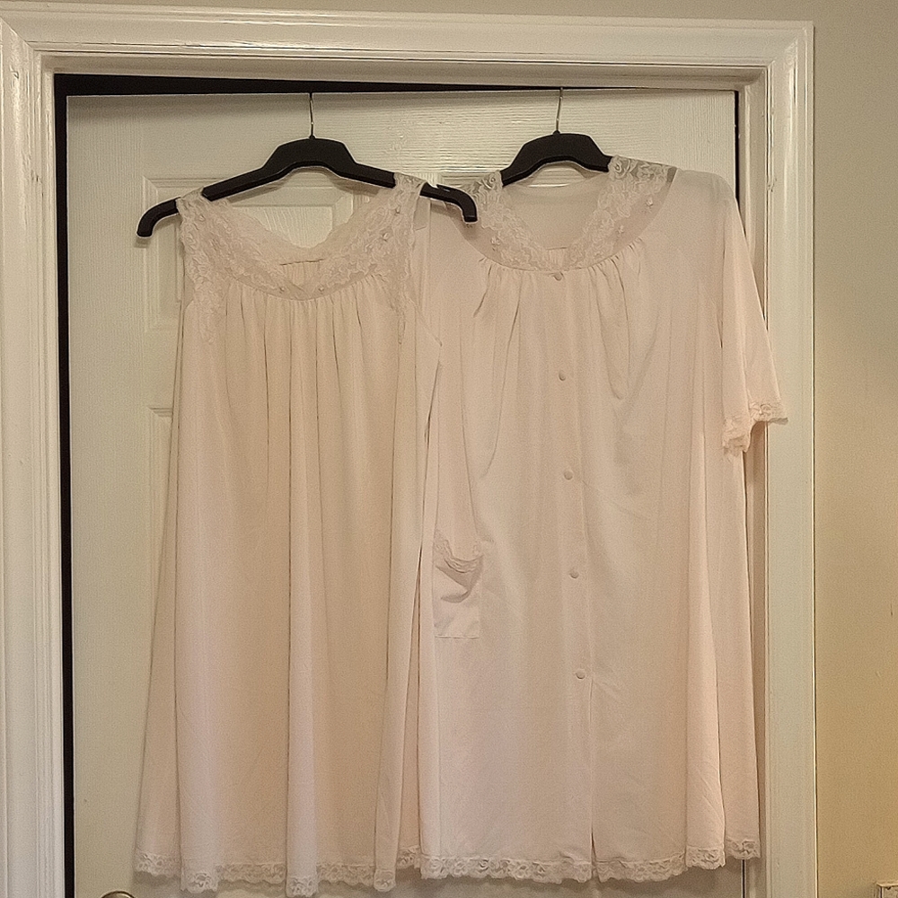 Vintage shadow line Babydoll shell pink nightie and robe.
